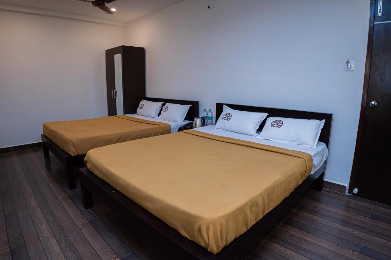 Hotel Mookambika Comforts Тирупати Екстериор снимка