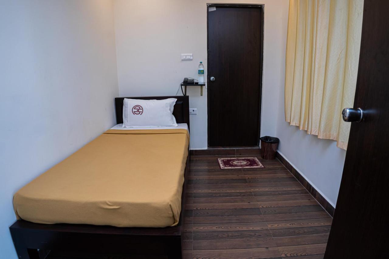 Hotel Mookambika Comforts Тирупати Екстериор снимка