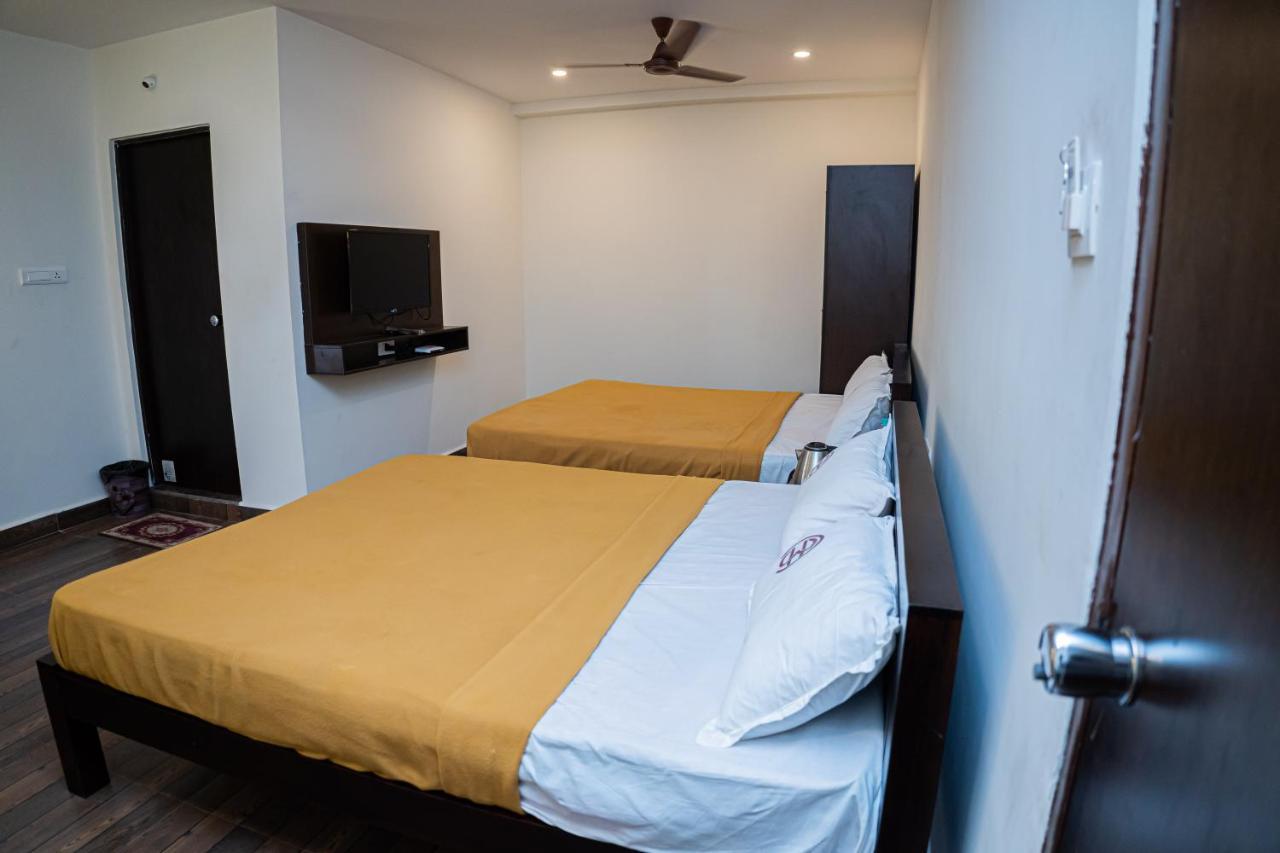Hotel Mookambika Comforts Тирупати Екстериор снимка
