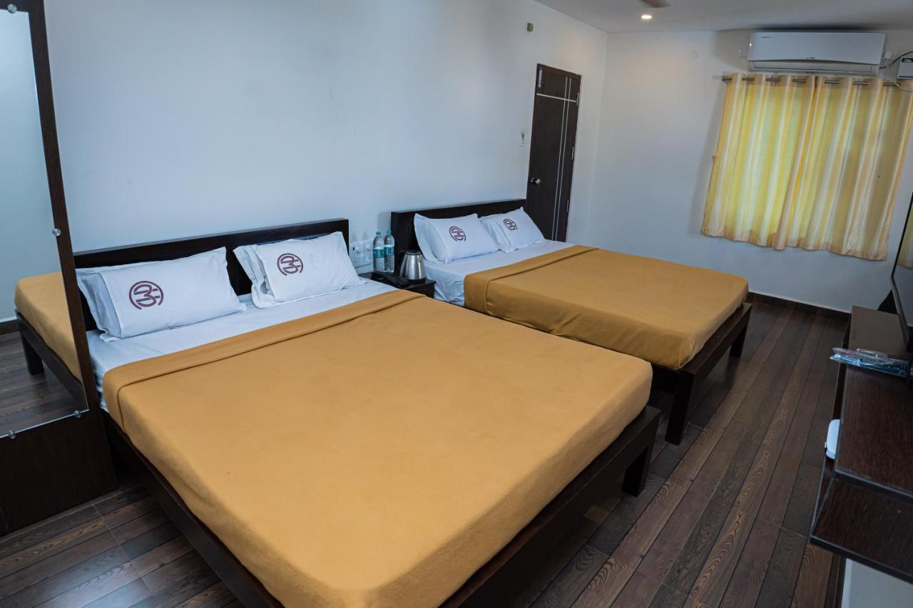 Hotel Mookambika Comforts Тирупати Екстериор снимка